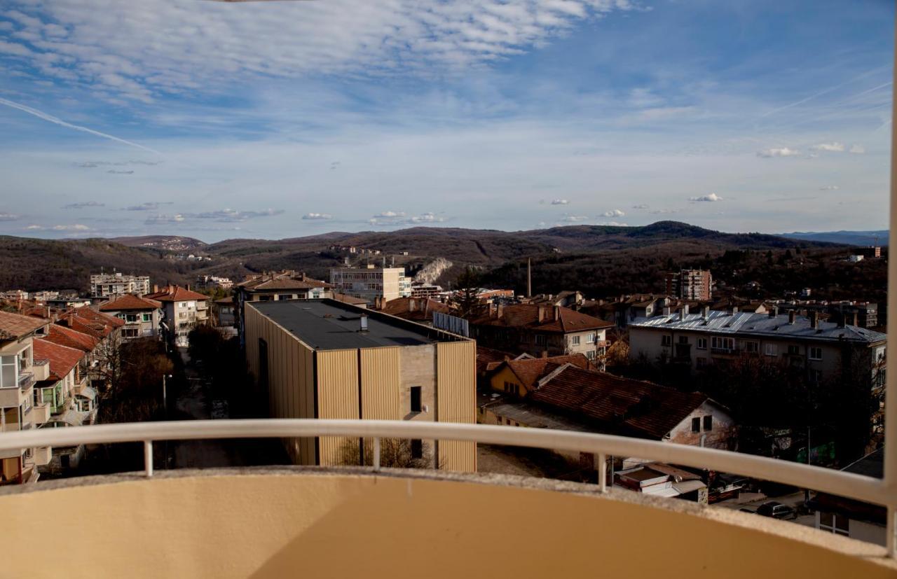 Stadium Apartments Veliko Tŭrnovo Eksteriør bilde